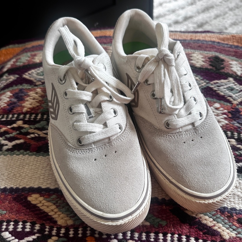 Like New Cariuma Beige Sneakers